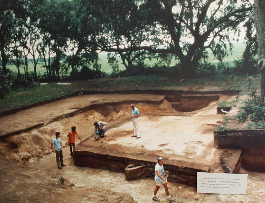 Early photo of the Santa Elena dig site